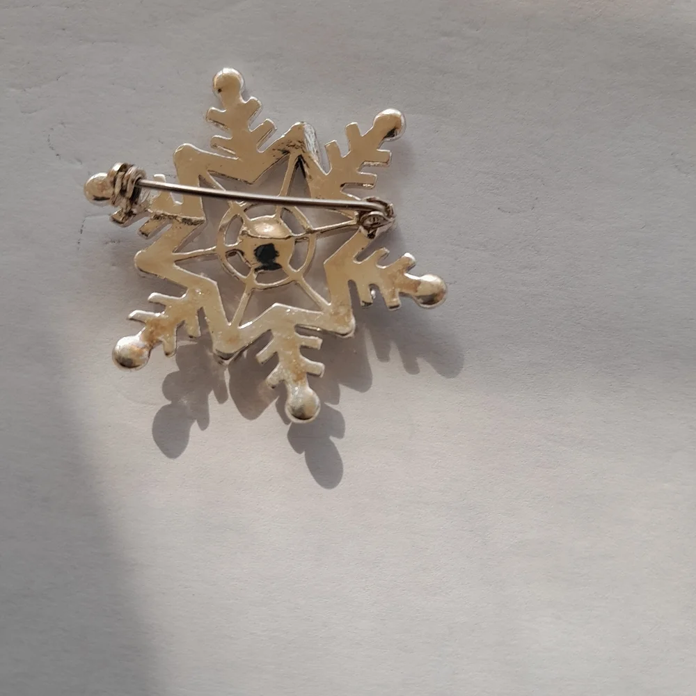 Vintage Elegant Silver Snowflake Brooch